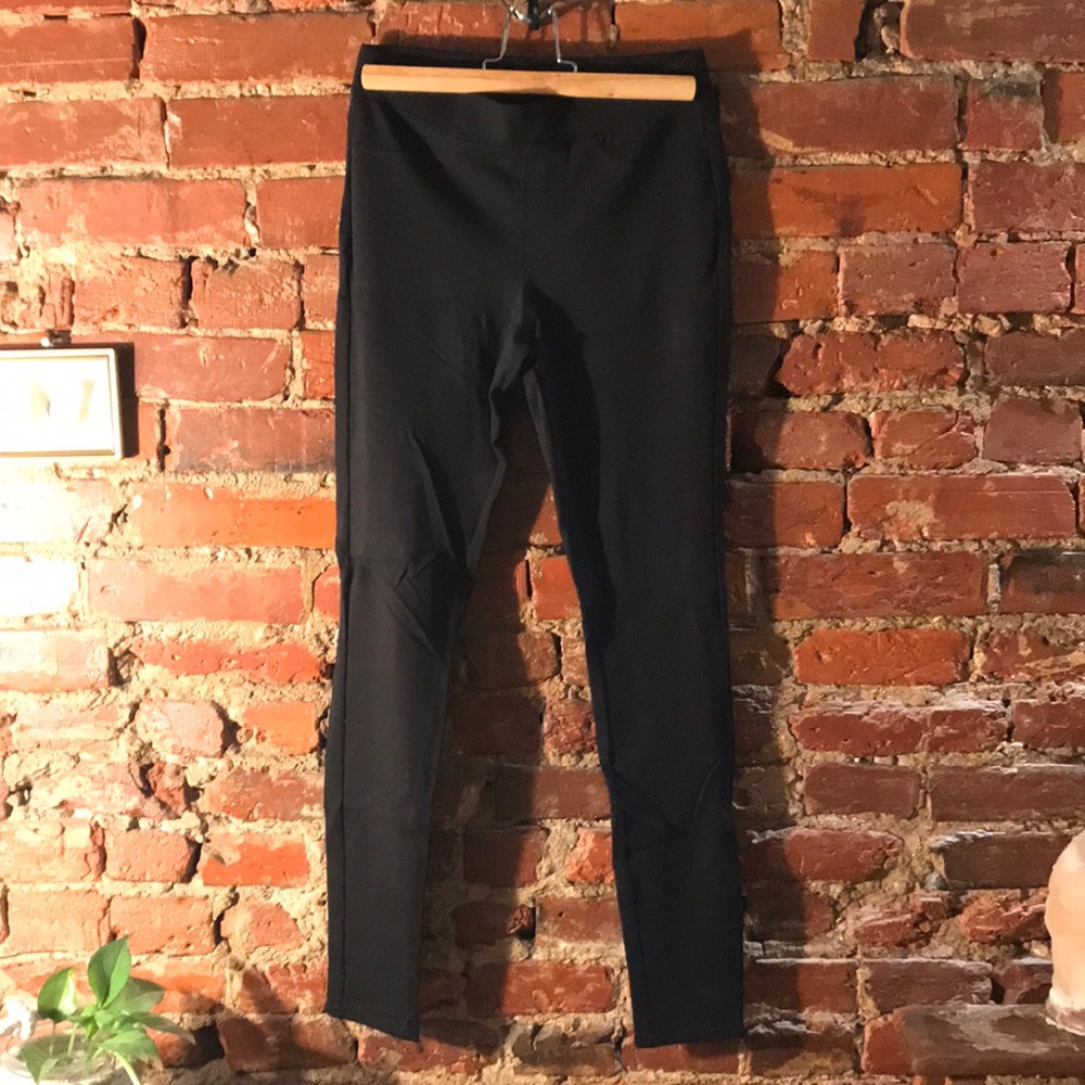 Hue Black Leggings / pull on pants with back pockets, sz S